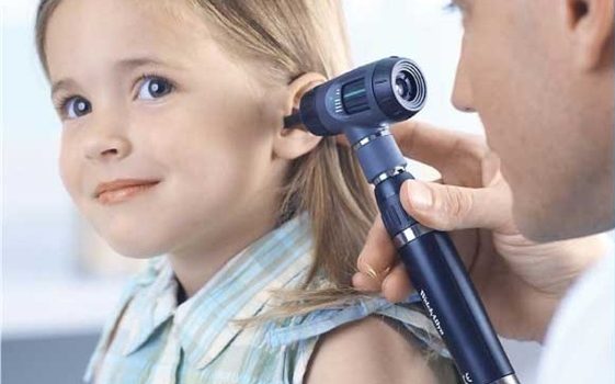 Médecin Traitant Avec Otoscope. Otoscopie. Pédiatre