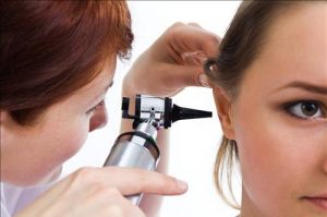 Examen médical de l'oreille avec diapason et otoscope