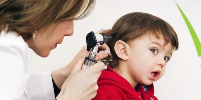 Médecin Traitant Avec Otoscope. Otoscopie. Pédiatre