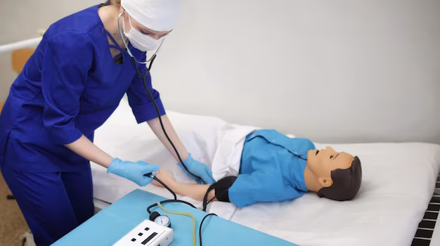 etudiant medecine mesure tension arterielle mannequin formation pratique medicale hopital formation 185696 436